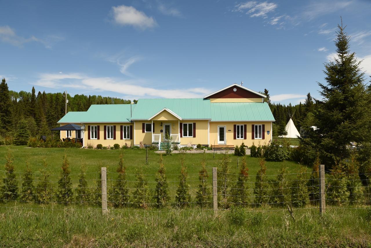 Gite De La Montagne Enchantee Metabetchouan-Lac-a-la-Croix Exterior photo